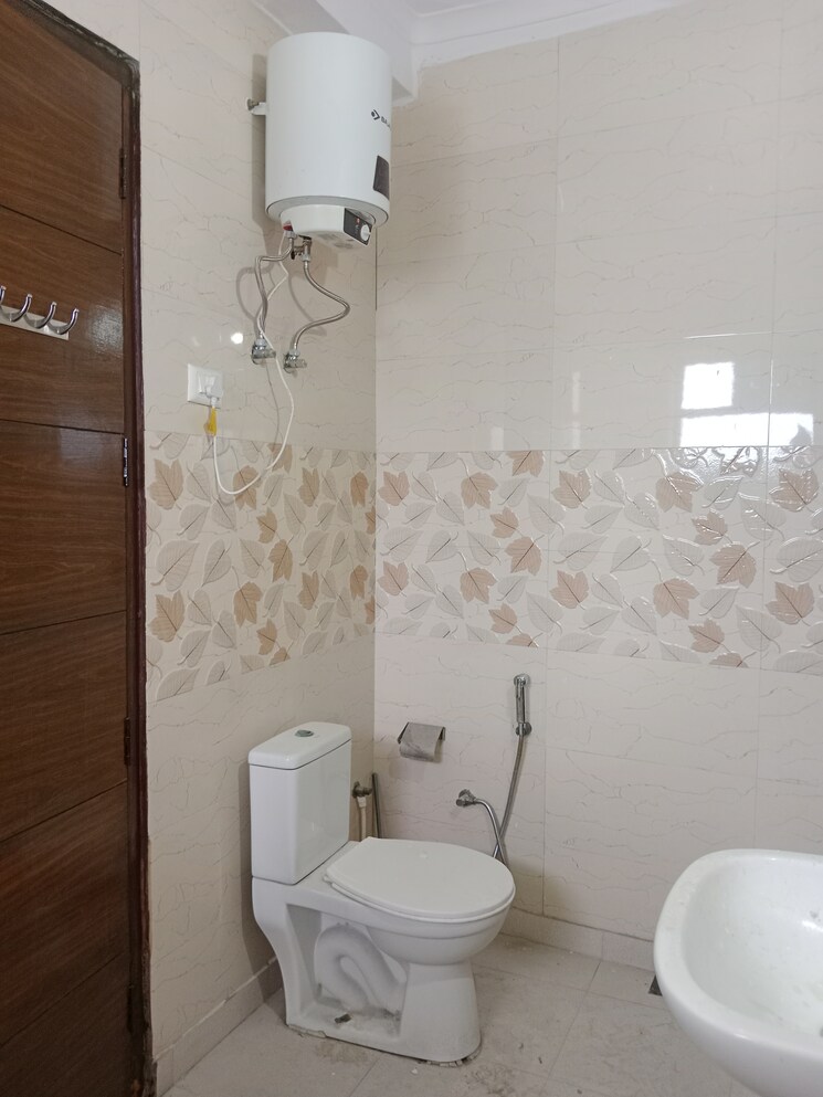 Bathroom, ashoka enclave 4 Bedroom 2100 Sq.Ft. Builder Floor In Ashoka Enclave Faridabad 8822978