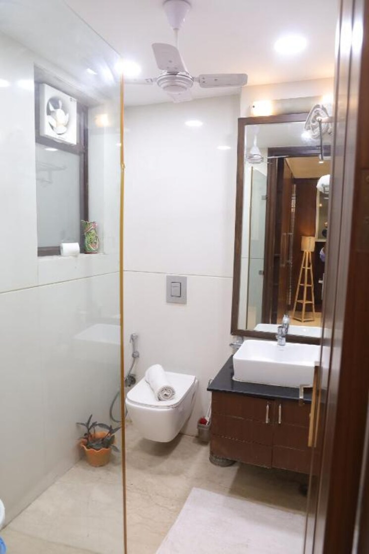 Bathroom, nirman vihar 3 Bedroom 2000 Sq.Ft. Builder Floor In Nirman Vihar Delhi 8823014