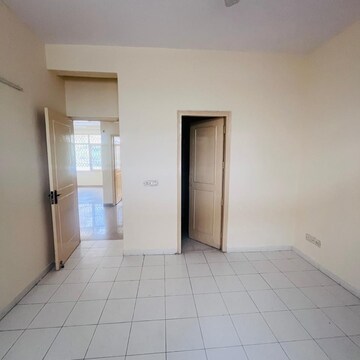 Room in 3 BHK Apartment at Empire Floors, Sector 57 – for Rent