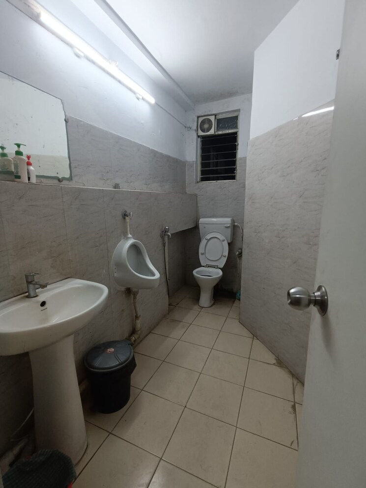 Bathroom, park street Commercial Office Space 900 Sq.Ft. In Park Street Kolkata 8823258