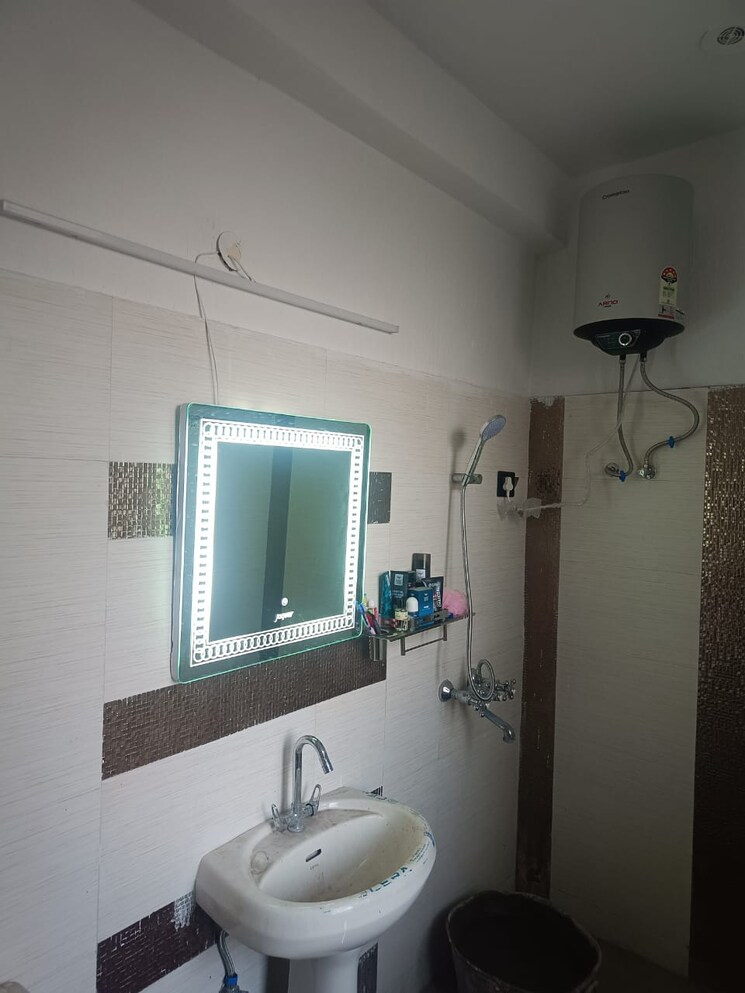 Bathroom, onyxe-paraiso 3 Bedroom 1800 Sq.Ft. Apartment In Patiala Road Zirakpur 8823315