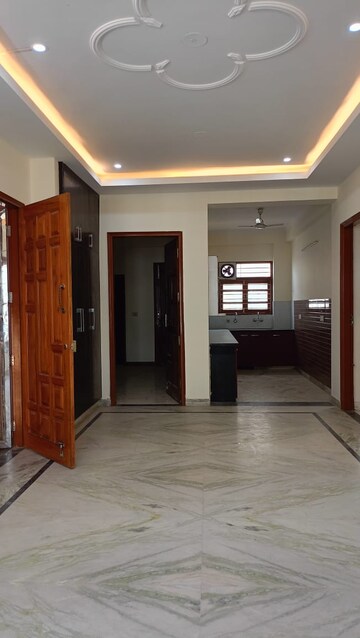 Room in 3 BHK Builder Floor at Sector 57 – for Rent