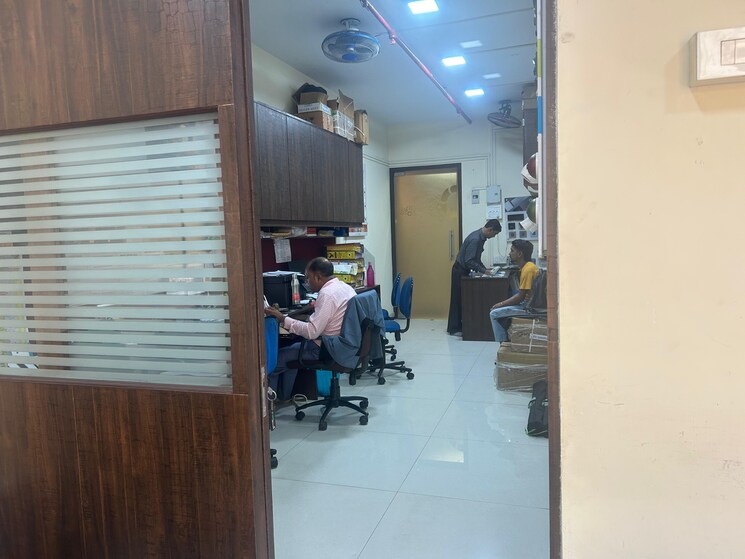  Parking, shree-krishna-square Commercial Office Space 500 Sq.Ft. In Bow Bazaar Kolkata 8823263