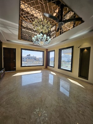 Bedroom in 3.5 BHK Builder Floor at Ansal Versalia Phase A2, Sector 67a – for Sale