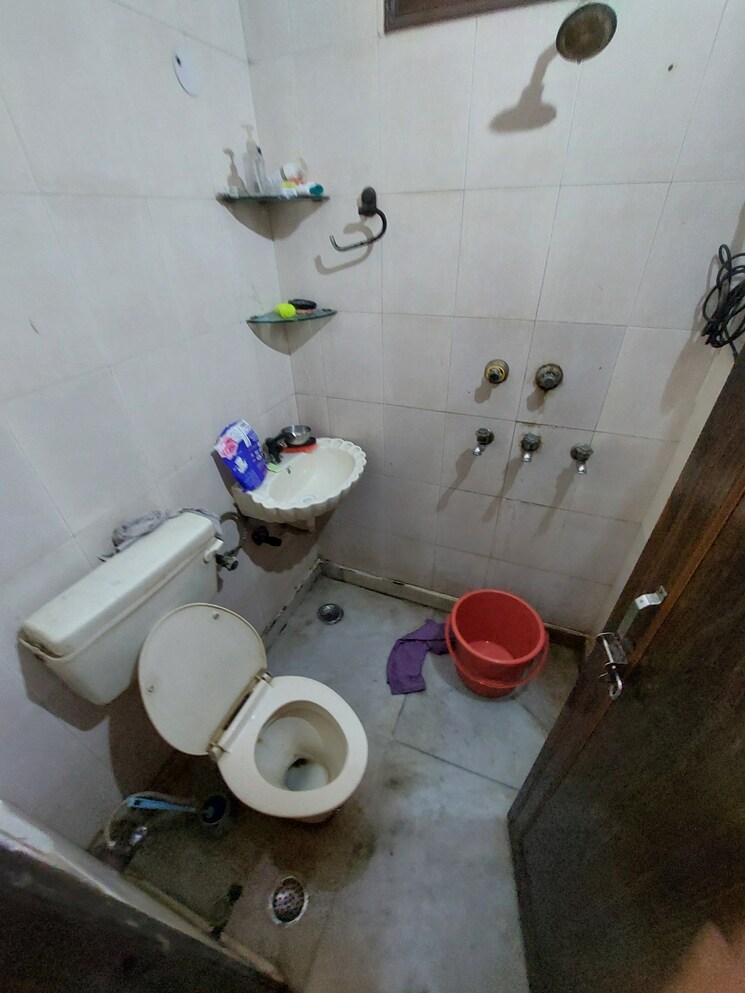 Bathroom, rwa-parmanand 2 Bedroom 80 Sq.Yd. Builder Floor In Mukherjee Nagar Delhi 8823361