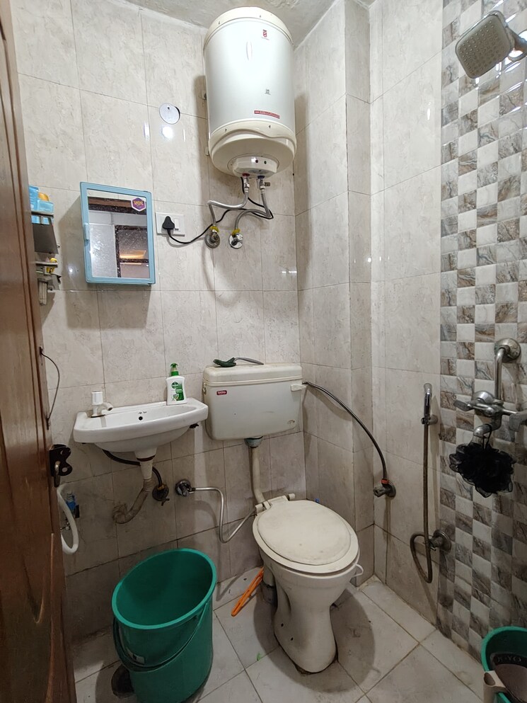 Bathroom, freedom fighters enclave 1 Bedroom 450 Sq.Ft. Builder Floor In Freedom Fighters Enclave Delhi 8823417