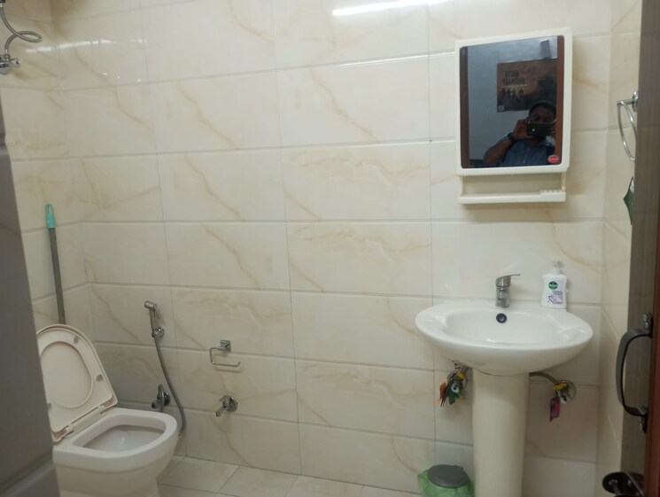 Bathroom, lajpat nagar ii 1 Bedroom 900 Sq.Ft. Builder Floor In Lajpat Nagar ii Delhi 8823419