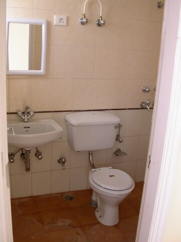 Bathroom in 1 BHK Builder Floor at Sector 57 – for Rent