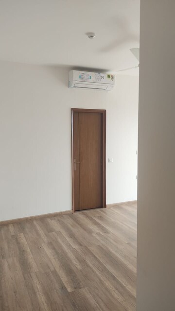 Room in 2.5 BHK Apartment at Aims Golf City, Sector 75 – for Rent