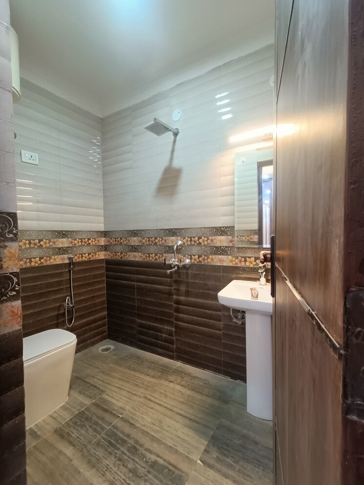 Bathroom, khirki extension 3 Bedroom 1000 Sq.Ft. Builder Floor In Khirki Extension Delhi 8823566