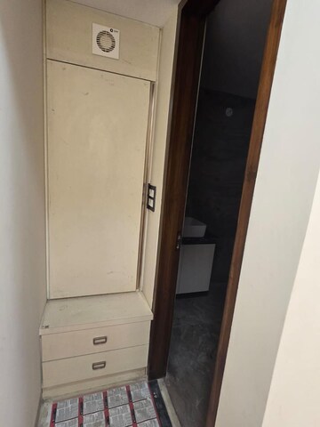 Furnished Amenities in 2.5 BHK Builder Floor at Jagriti Enclave – for Rent