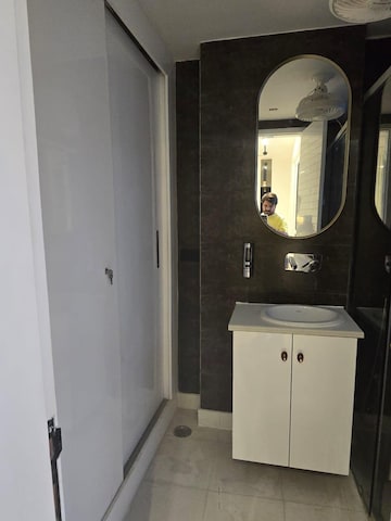 Bathroom in 2.5 BHK Builder Floor at Jagriti Enclave – for Rent