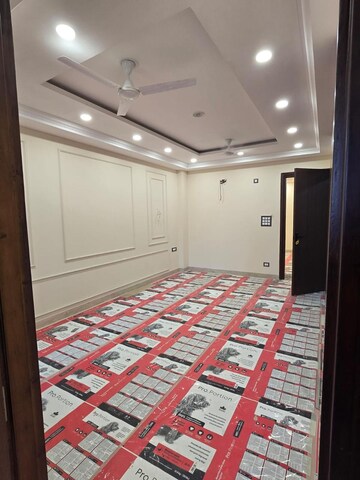Bedroom in 2.5 BHK Builder Floor at Jagriti Enclave – for Rent