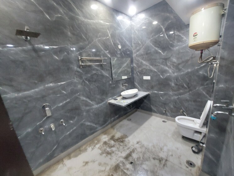 Attached Bathroom, state bank colony 3 Bedroom 200 Sq.Yd. Builder Floor In State Bank Colony Delhi 8823773