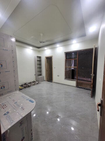 Room in 4 BHK Builder Floor at YK Homes, Green Fields Colony – for Sale