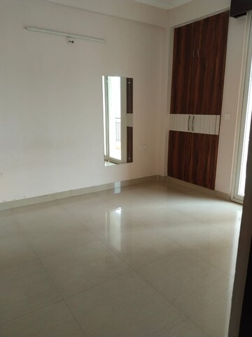 Room in 3 BHK Apartment at Amrapali Golf Homes, Sector 4 Greater Noida – for Rent
