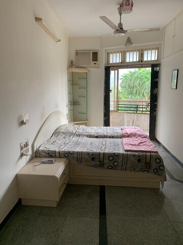 Bedroom in 2 BHK Apartment at Ganesh Prasad Apartment Tardeo, Tardeo – for Rent