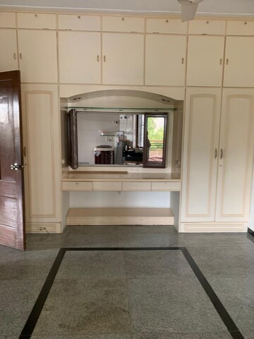 Furnished Amenities in 2 BHK Apartment at Ganesh Prasad Apartment Tardeo, Tardeo – for Rent