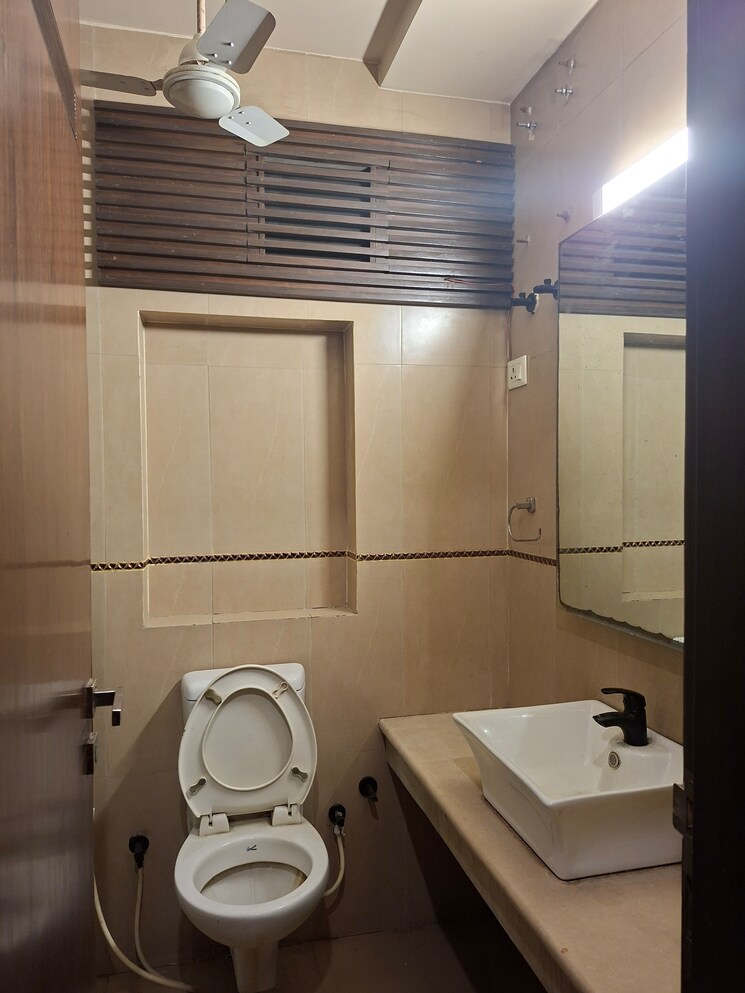 Bathroom, sector 43 6+ Bedroom 450 Sq.Mt. Independent House In Sector 43 Noida 8824678