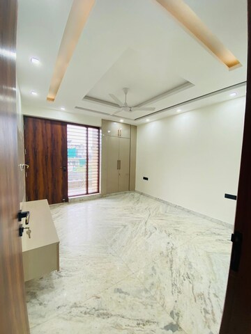 Room in 4 BHK Builder Floor at Sushant Lok 2, Sector 57 – for Sale