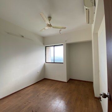 Room in 2.5 BHK Apartment at Lodha Lakeshore Greens, Hedutane – for Rent