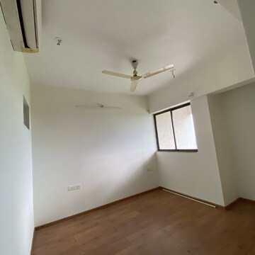 Room in 2.5 BHK Apartment at Lodha Lakeshore Greens, Hedutane – for Rent