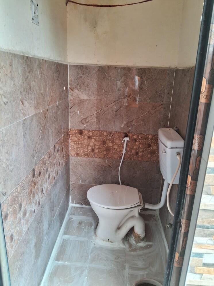 Bathroom, sector 22 1 Bedroom 300 Sq.Ft. Apartment In Sector 22 Noida 8824863