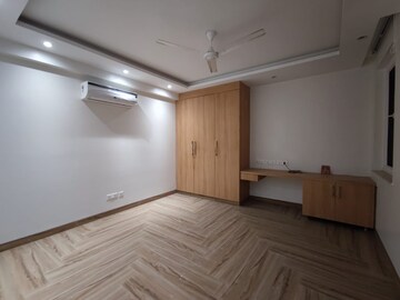 Room in 4 BHK Apartment at Safdarjung Development Area – for Rent