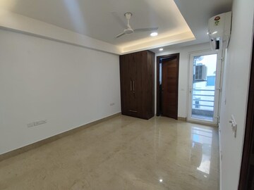 Room in 4 BHK Apartment at Safdarjung Development Area – for Rent