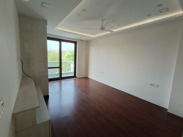 Room in 3 BHK Builder Floor at Defence Colony – for Rent
