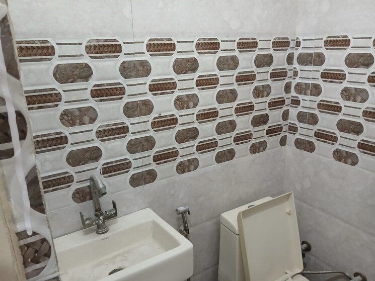 Bathroom, pochanpur colony 3 Bedroom 1080 Sq.Ft. Builder Floor In Pochanpur Colony Delhi 8825980