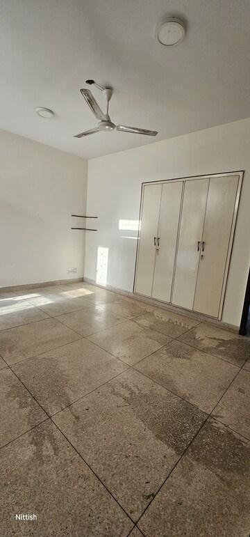 Room in 3 BHK Builder Floor at Greater Kailash ii – for Rent