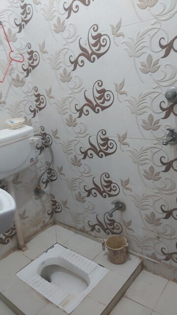 Bathroom in 2.5 BHK Builder Floor at Mayur Vihar – for Rent