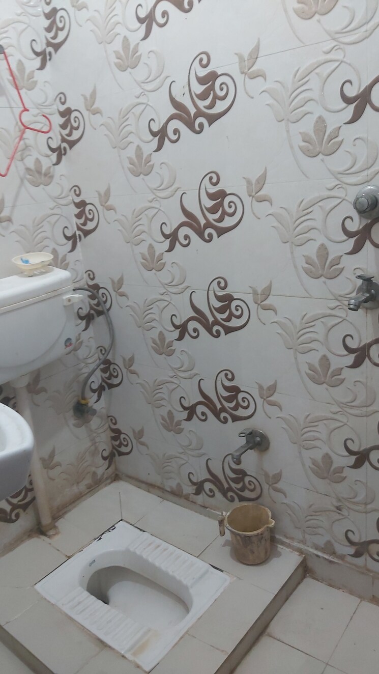 Bathroom, mayur vihar 2.5 Bedroom 750 Sq.Ft. Builder Floor In Mayur Vihar Delhi 8826449