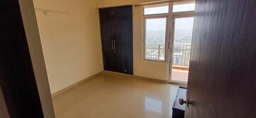 Room in 3 BHK Apartment at Gaur City 7th Avenue, Sector 4 Greater Noida – for Rent