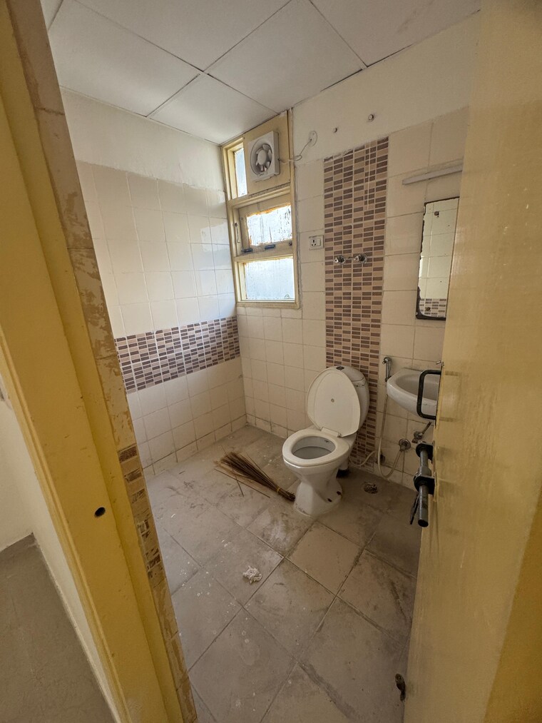 Bathroom, ras-palm-residency 2.5 Bedroom 1240 Sq.Ft. Apartment In Sector 76 Faridabad 8826556