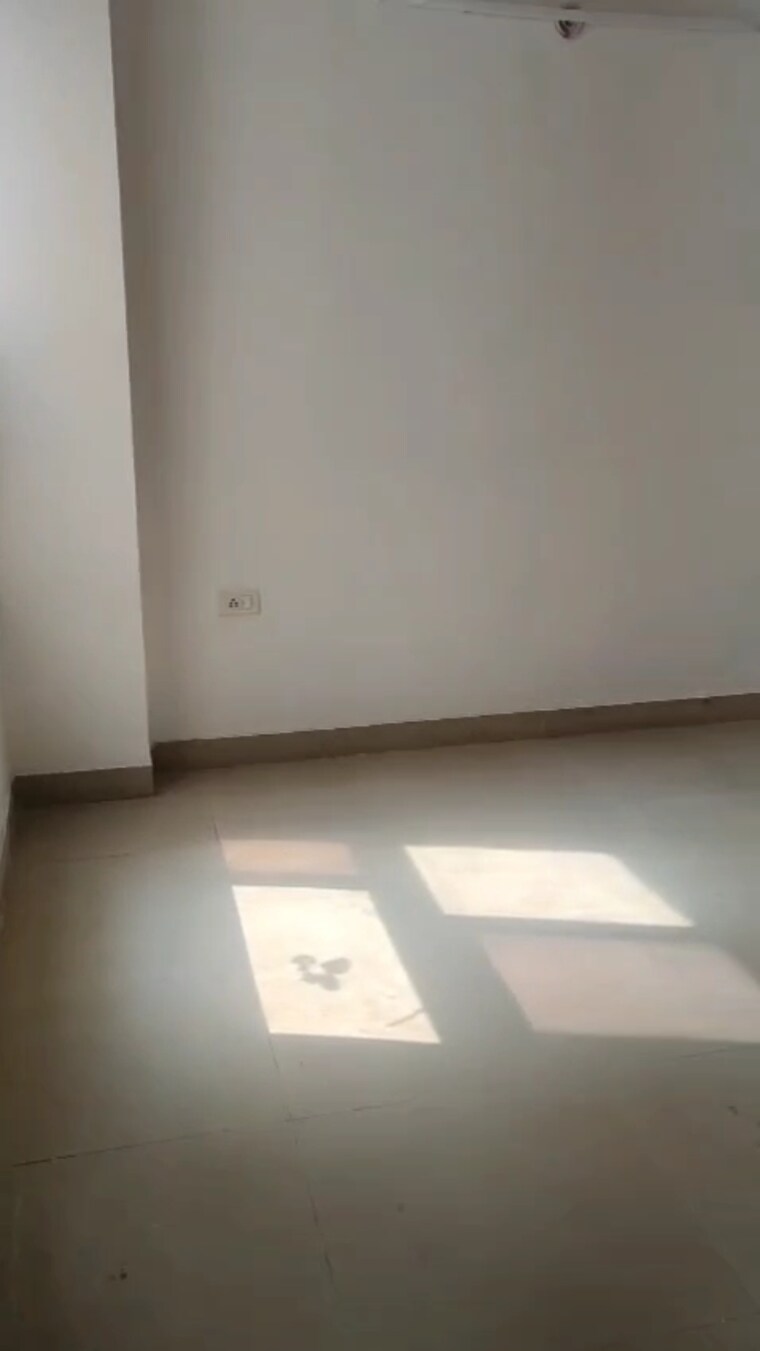 Room, gaur city 2 2.5 Bedroom 925 Sq.Ft. Apartment In Gaur City 2 Greater Noida 8826594