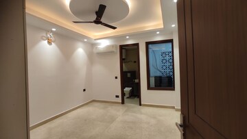 Room in 3 BHK Builder Floor at Safdarjung Development Area – for Rent