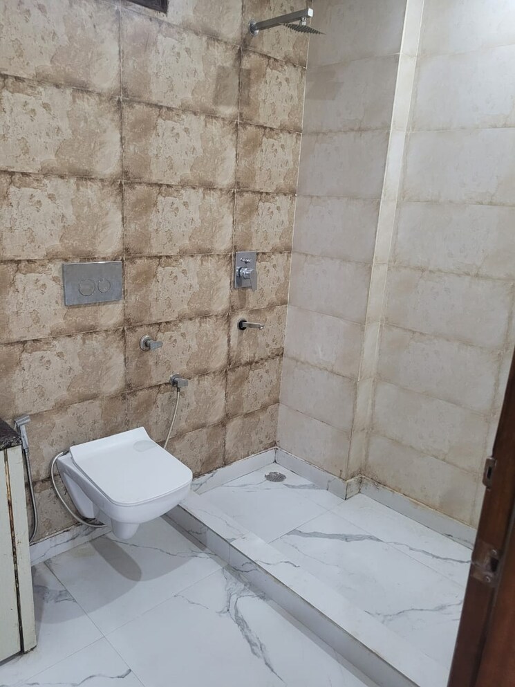 Bathroom, hari nagar 3.5 Bedroom 1800 Sq.Ft. Builder Floor In Hari Nagar Delhi 8826684