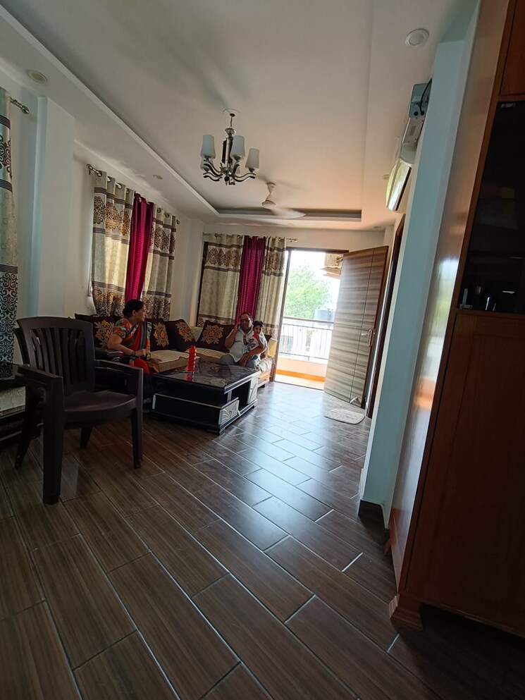 Gym, jaas-enclave 3 Bedroom 160 Sq.Yd. Builder Floor In Chittaranjan Park Delhi 8826681