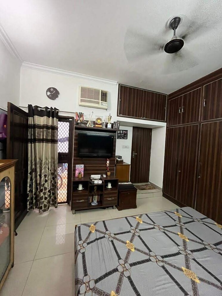Bedroom, rajouri garden 2 Bedroom 100 Sq.Yd. Builder Floor In Rajouri Garden Delhi 8826701