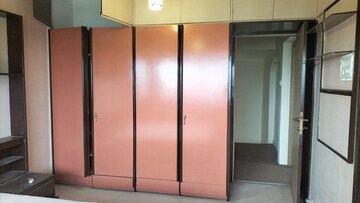 Room in 4 BHK Apartment at Transcon Auris Ivorine, Andheri West – for Rent
