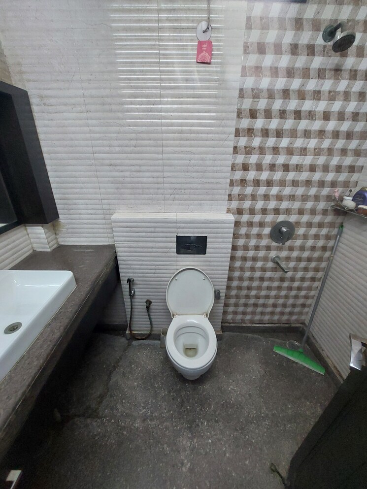 Bathroom, gujranwala town 3 Bedroom 160 Sq.Yd. Builder Floor In Gujranwala Town Delhi 8826846