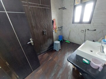 Attached Bathroom in 3 BHK Builder Floor at Mahindru Enclave – for Sale