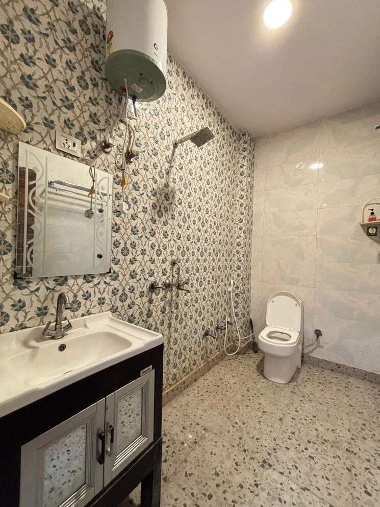 Bathroom, sa-homes-i 5 Bedroom 591 Sq.Ft. Independent House In Uttam Nagar Delhi 8826895