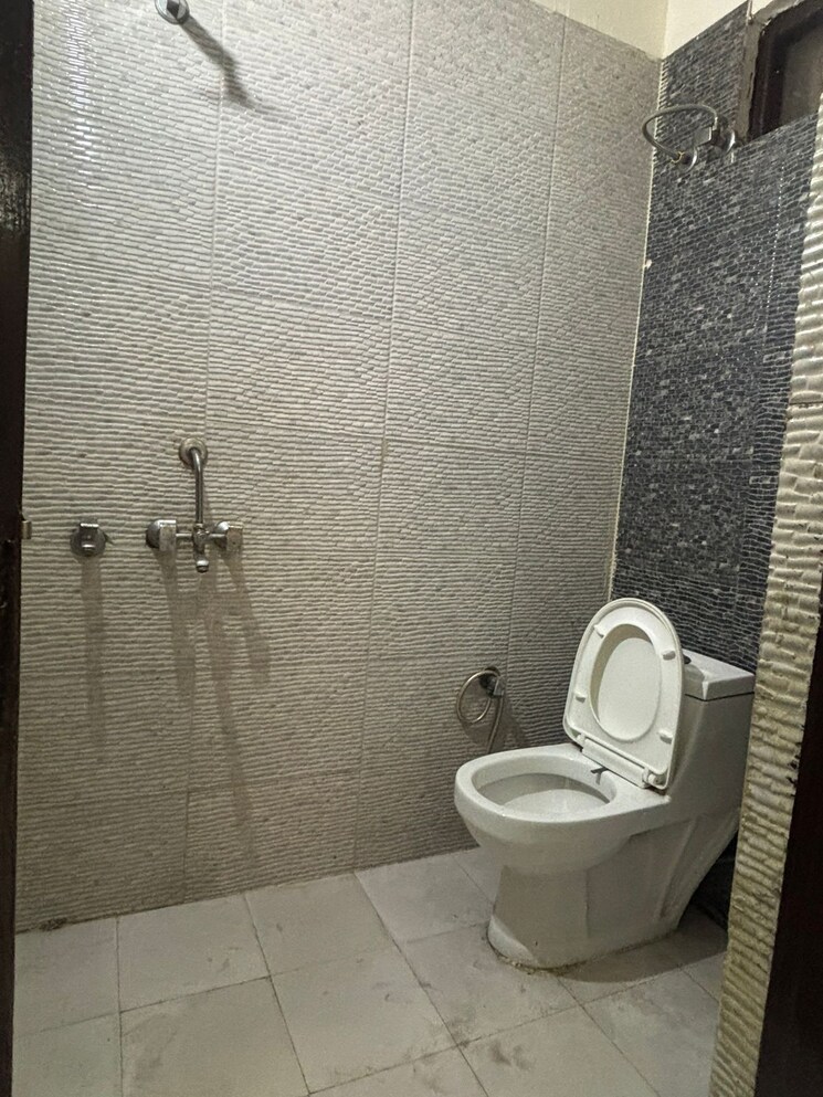 Bathroom, rwa-vasundhara-sector-4a 2 Bedroom 850 Sq.Ft. Builder Floor In Vasundhara Sector 4 Ghaziabad 8826959