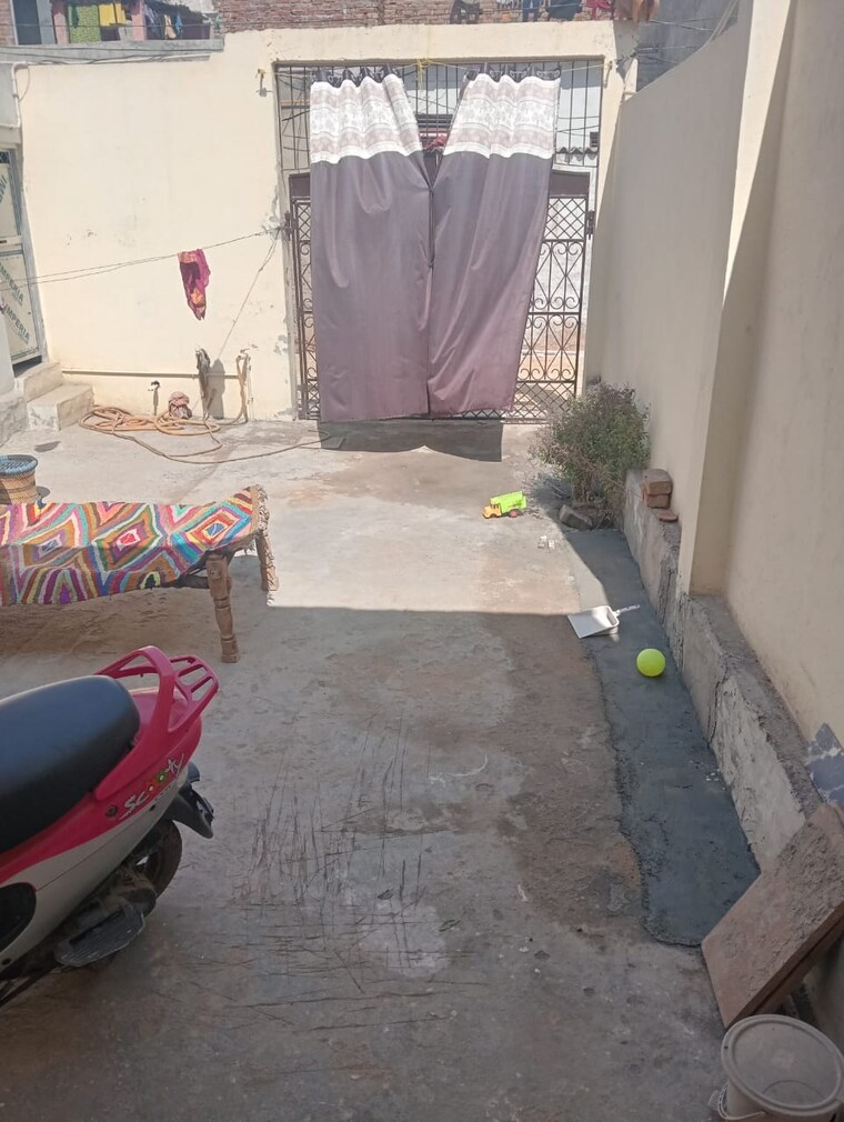 Bedroom, rajiv colony 4 Bedroom 100 Sq.Yd. Independent House In Rajiv Colony Faridabad 8826970
