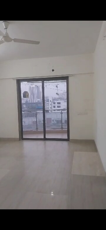 Room in 3 BHK Apartment at HDIL Metropolis Residences, Andheri West – for Rent