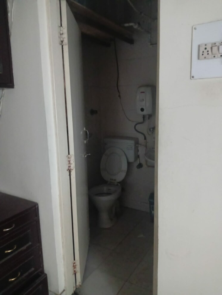Bathroom, deccan gymkhana 3 Bedroom 1500 Sq.Ft. Apartment In Deccan Gymkhana Pune 8827154