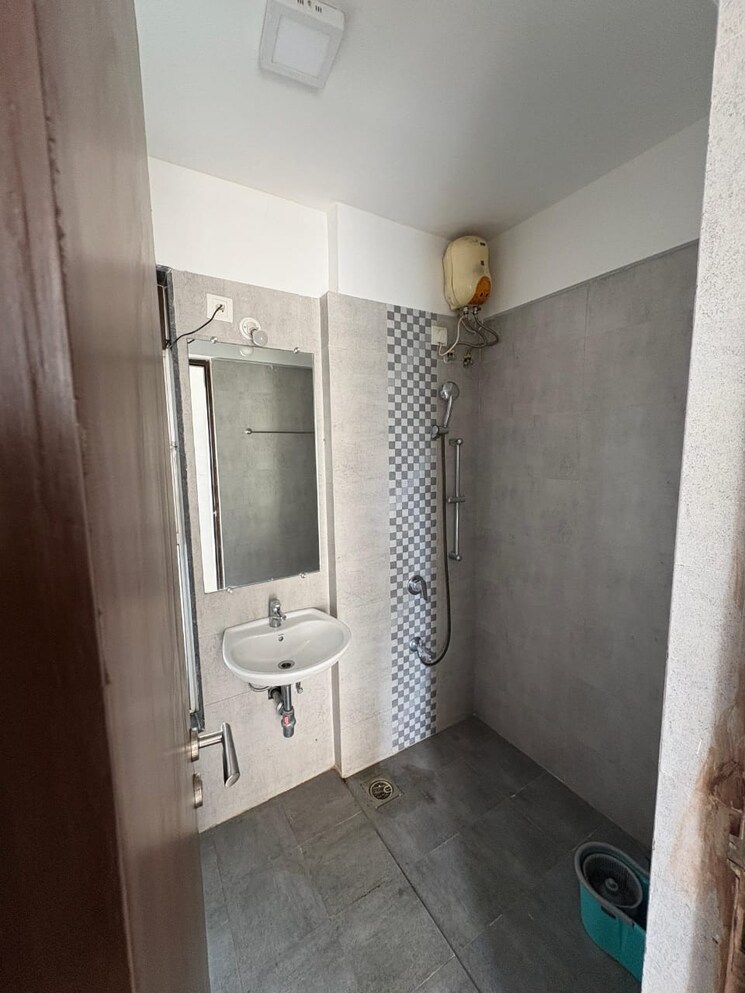 Bathroom, the-wadhwa-platina 3 Bedroom 939 Sq.Ft. Apartment In Kolshet Road Thane 8827184
